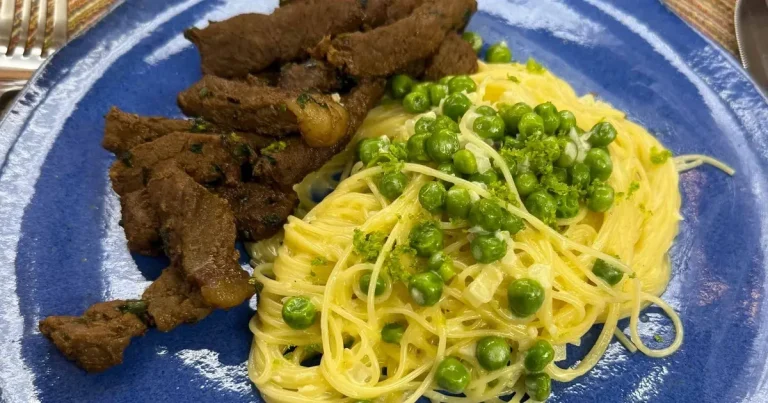 Foto da receita de Contrafilé em Tiras com Macarrão ao Molho Branco e Ervilha