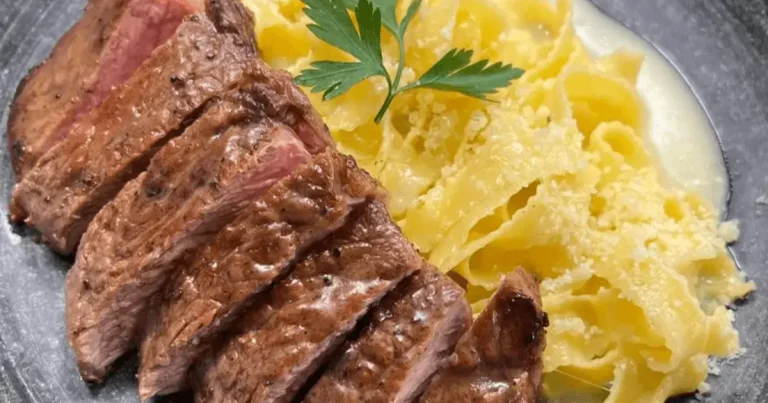 Foto da receita de Contrafilé na manteiga com fettuccine ao molho Alfredo