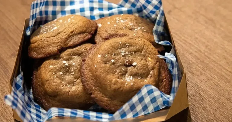 Foto da receita de Cookies de três chocolates