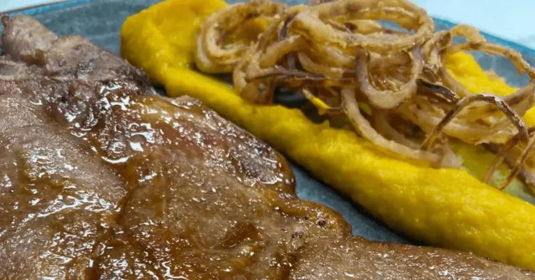 Foto da receita de Copa-lombo com purê de abóbora e cebola frita