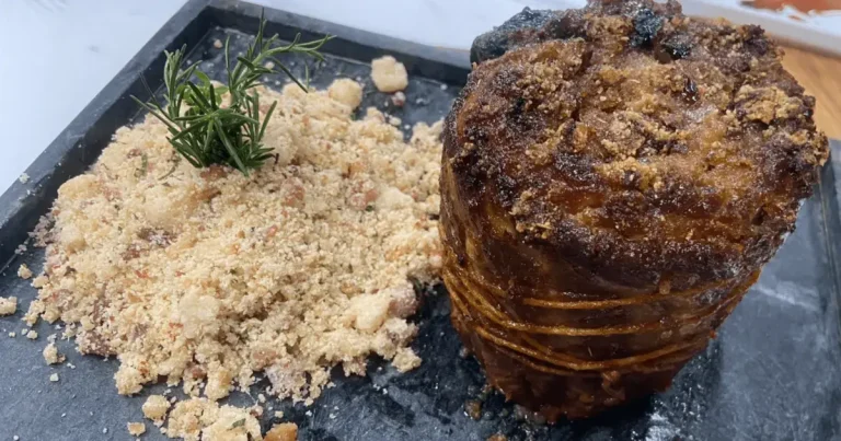 Foto da receita de Costela suína recheada com farofa de abacaxi e bacon