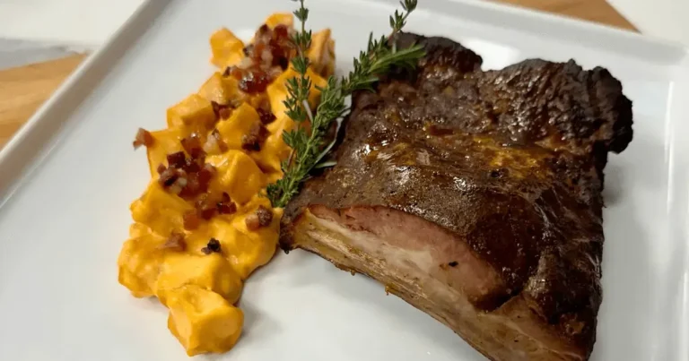 Foto da receita de Costelinha suína com batatas ao molho de queijos e bacon