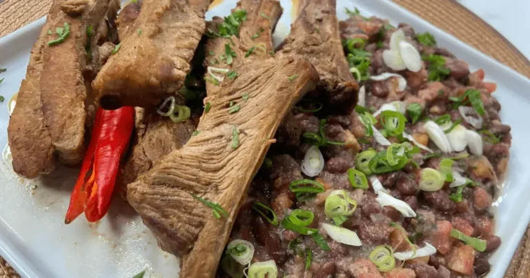 Foto da receita de Costelinha suína com virado de feijão-vermelho