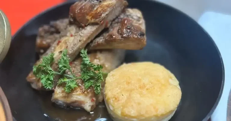 Foto da receita de Costelinha suína glaceada com melaço e pimenta com batata gratinada