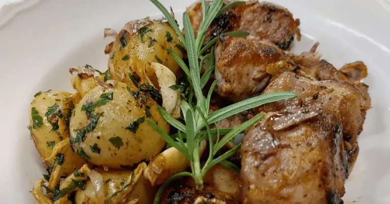 Foto da receita de Costelinha suína na frigideira com batata bolinha