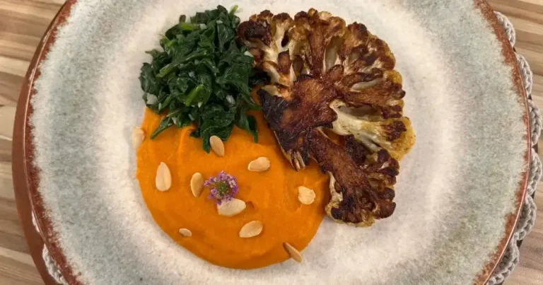 Foto da receita de Couve-flor grelhada com creme de cenoura e espinafre