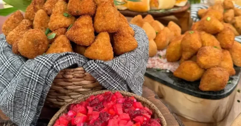 Foto da receita de Coxinha de pernil com vinagrete de pitaya