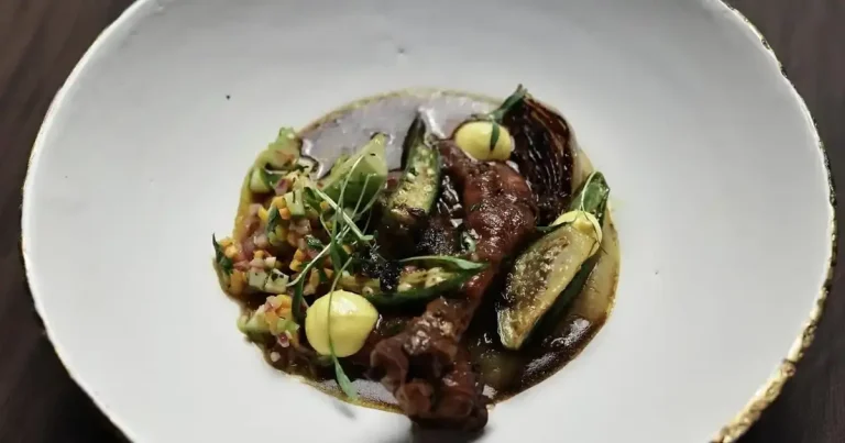 Foto da receita de Cozido de pé de frango com angu e vinagrete de jiló