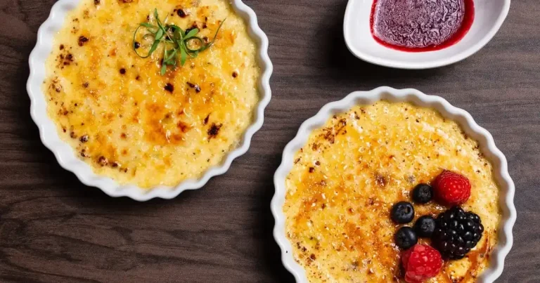 Foto da receita de Creme brûlée de frutas vermelhas com cumaru e pistache