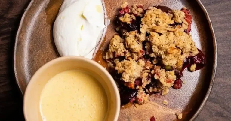 Foto da receita de Crumble de frutas com creme inglês e chantilly de iogurte