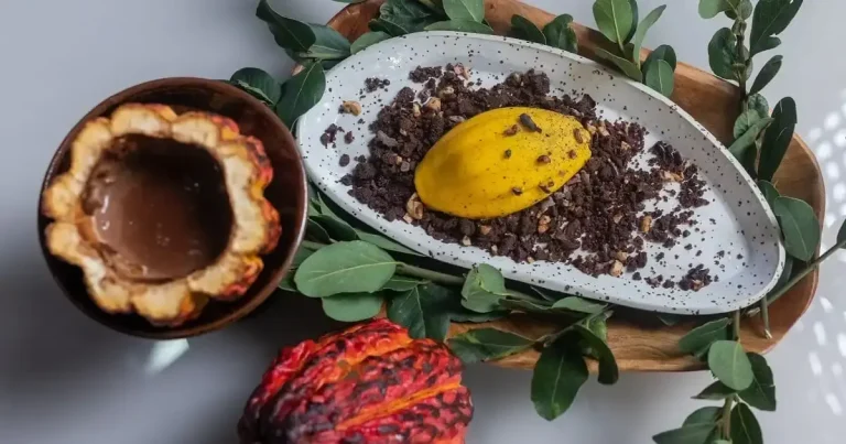Foto da receita de Entremet de chocolate branco com cambuci, calda de cachaça e crumble de castanha-de-caju e cacau
