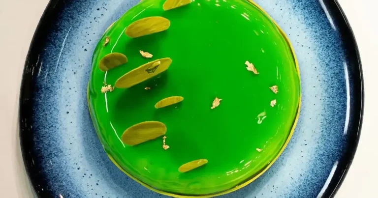 Foto da receita de Entremet de cumaru, erva-doce, manga e maracujá