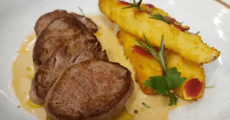 Foto da receita de Escalope de filé mignon com batatas rústicas