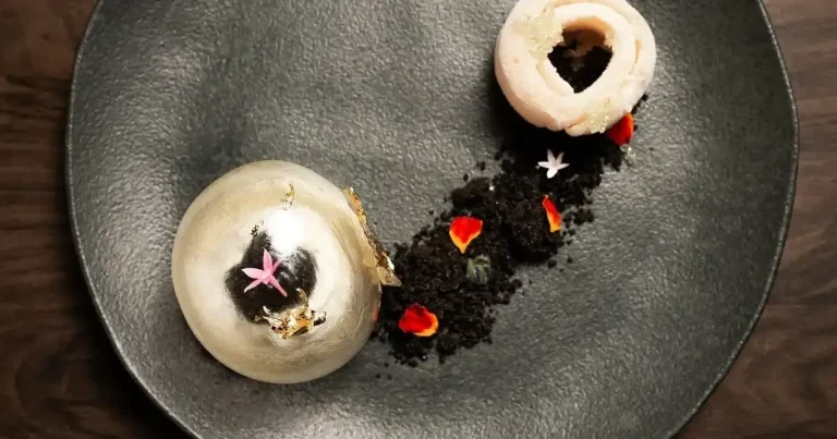 Foto da receita de Esfera de yuzu com praliné de gergelim preto e sorvete de lichia com mel