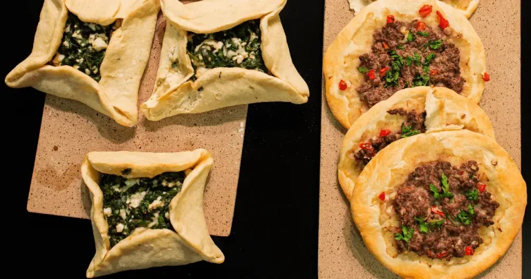 Foto da receita de Esfiha aberta de carne e esfiha fechada de espinafre e queijo feta
