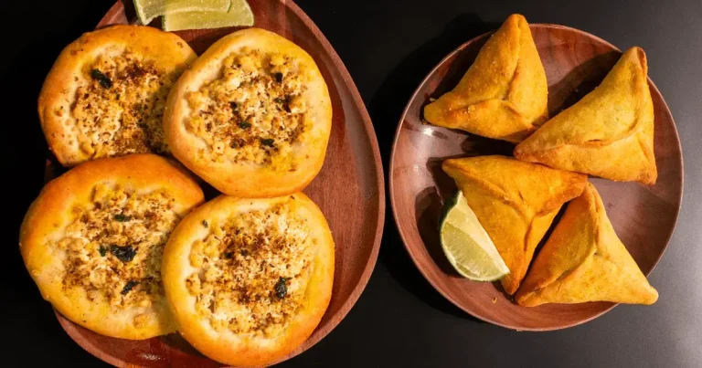 Esfiha aberta de tofu e zaatar e esfiha fechada de ricota e espinafre
