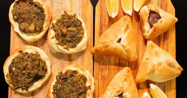 Foto da receita de Esfirra aberta de berinjela e esfirra fechada de carne