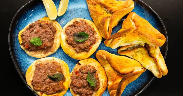 Foto da receita de Esfirra aberta de carne e esfirra fechada de queijo e zaatar