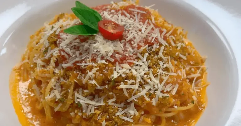 Foto da receita de Espaguete al formaggio ao molho pomodoro