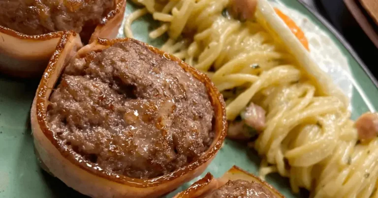 Foto da receita de Espaguete ao molho de cebola e bacon com medalhão de carne moída
