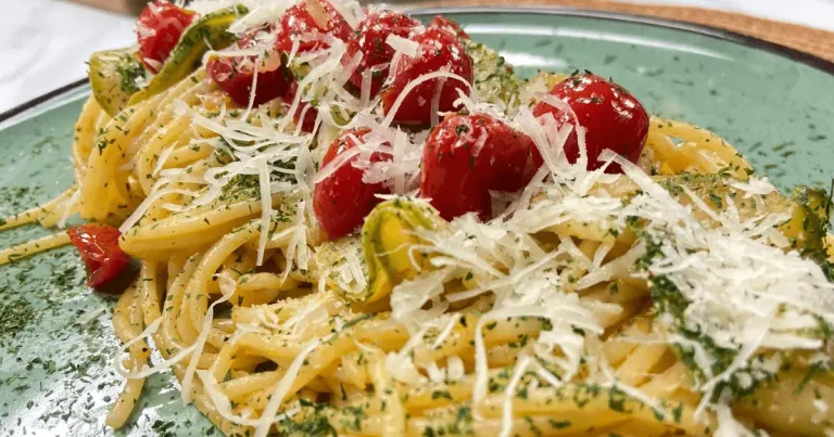 Foto da receita de Espaguete ao molho de tomate-cereja com frango grelhado