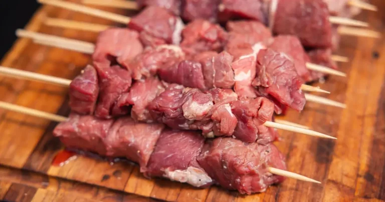 Foto da receita de espetinho de carne e bacon