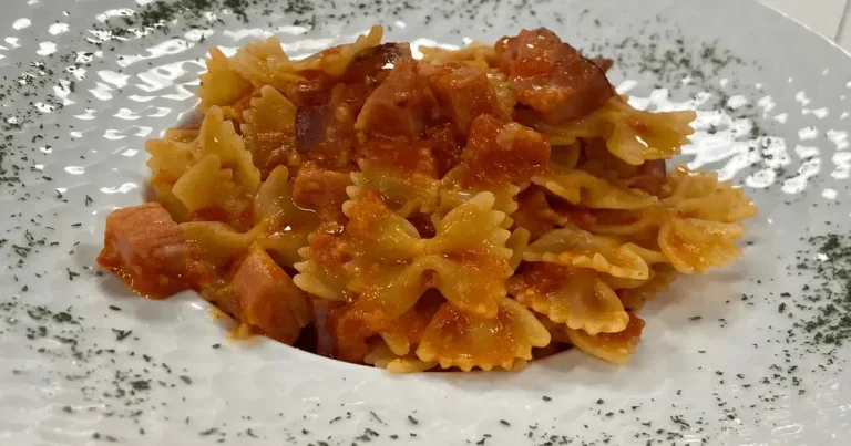 Foto da receita de Farfalle à matriciana