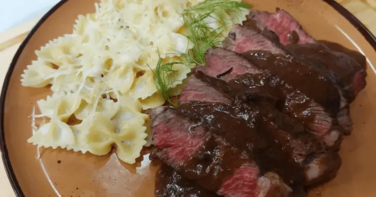 Foto da receita de Farfalle ao molho branco e steak com molho de carne