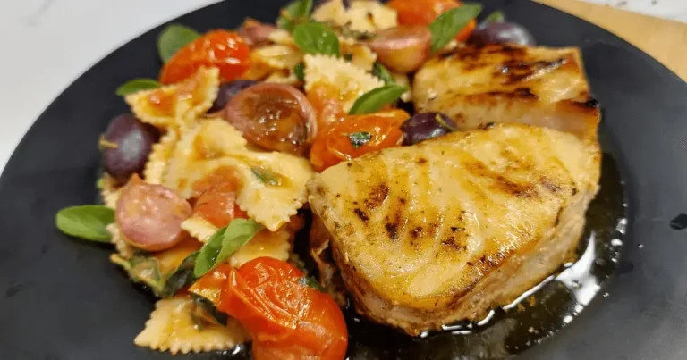 Foto da receita de Farfalle ao molho de tomate fresco e azeitona preta