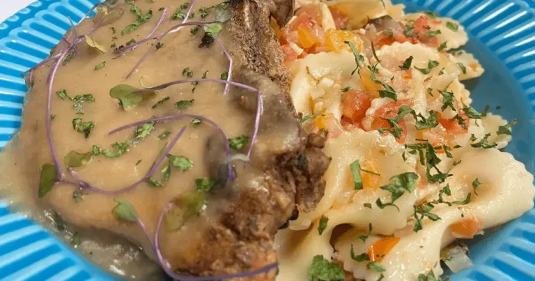 Foto da receita de Farfalle com tomate fresco e bisteca suína ao molho de vinho branco