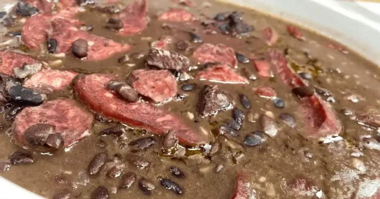 Foto da receita de Feijoada com farofa de bacon