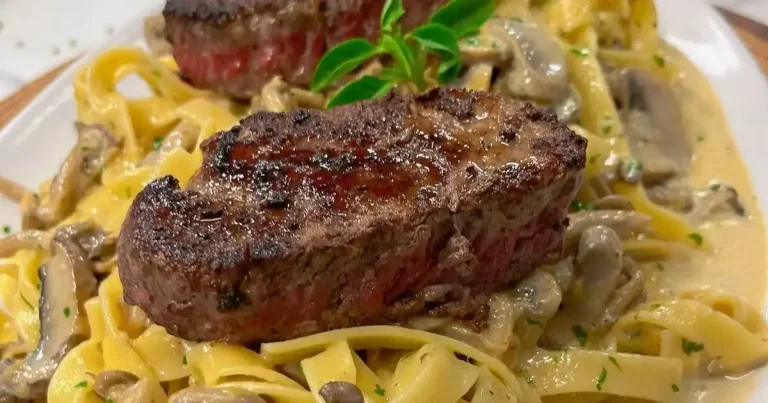 Foto da receita de Fettuccine ao molho de cogumelos com medalhão de filé mignon