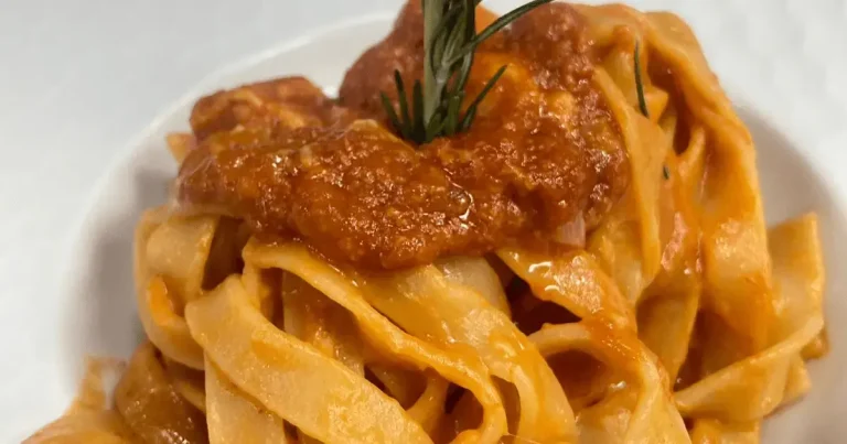 Foto da receita de Fettuccine ao molho pomodoro com queijos