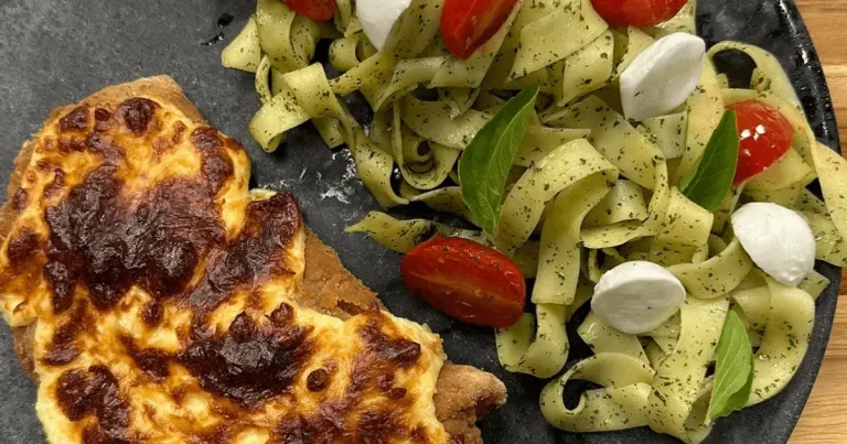 Foto da receita de Fettuccine Marguerita com Bife à Milanesa Gratinado