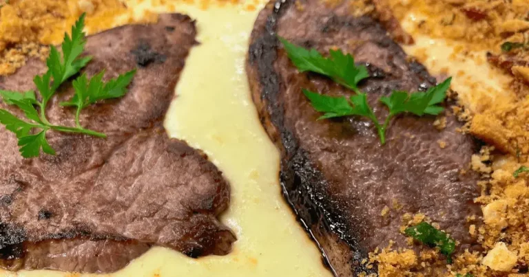 Foto da receita de Filé de alcatra ao molho de batata com farofa de tomate seco