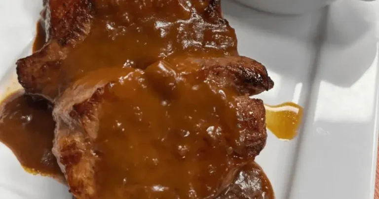 Foto da receita de Filé de costela ao molho barbecue com cebolas caramelizadas e purê gratinado
