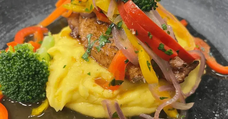 Foto da receita de Filé de frango ao molho de laranja e purê de mandioquinha com legumes salteados
