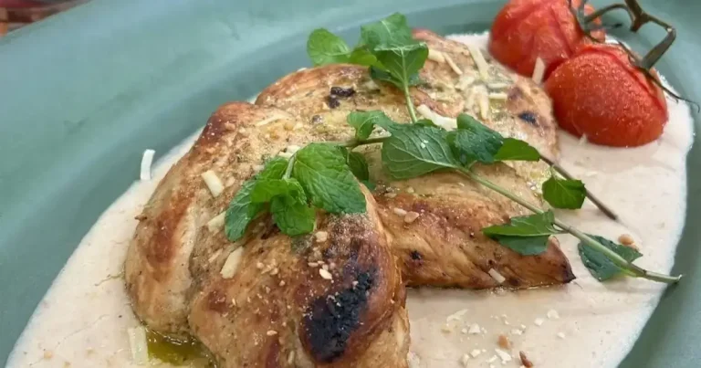 Foto da receita de Filé de frango com purê de feijão branco e hortelã