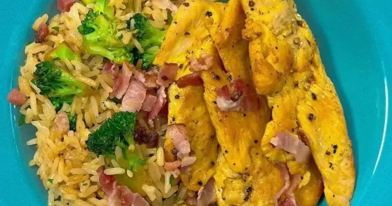 Foto da receita de Filé de frango marinado e arroz com bacon e brócolis