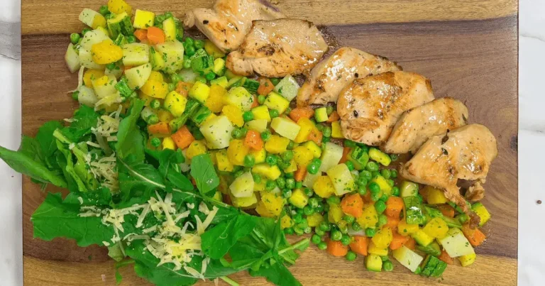 Foto da receita de Filé de frango marinado com jardineira de legumes