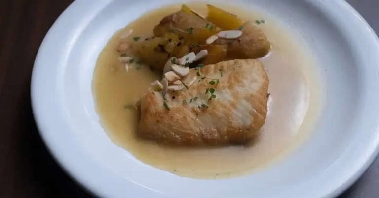 Foto da receita de Filé de linguado com mandioca ao molho de manteiga noisette com limão-siciliano