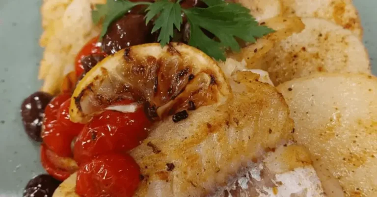 Foto da receita de Filé de merluza ao molho de alcaparra e azeitona com batata salteada