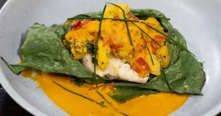 Foto da receita de Filé de peixe assado na folha de bananeira com farofa de banana-da-terra