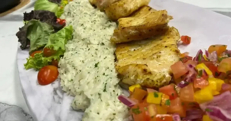 Foto da receita de Filé de pintado com arroz cremoso e vinagrete