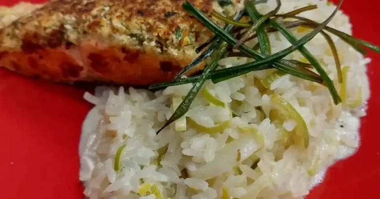 Foto da receita de Filé de salmão com crosta de ervas e arroz cremoso