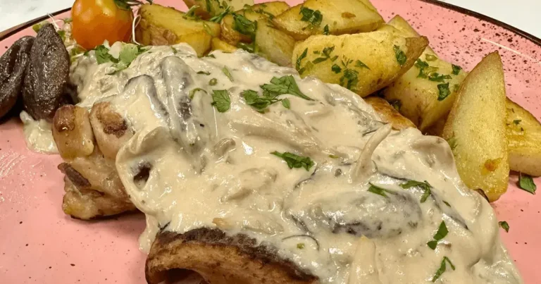 Foto da receita de Filé de sobrecoxa ao molho de cogumelos e batata rústica