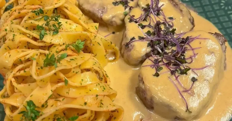 Foto da receita de Filé mignon ao molho de mostarda e fettuccine na manteiga com ervas