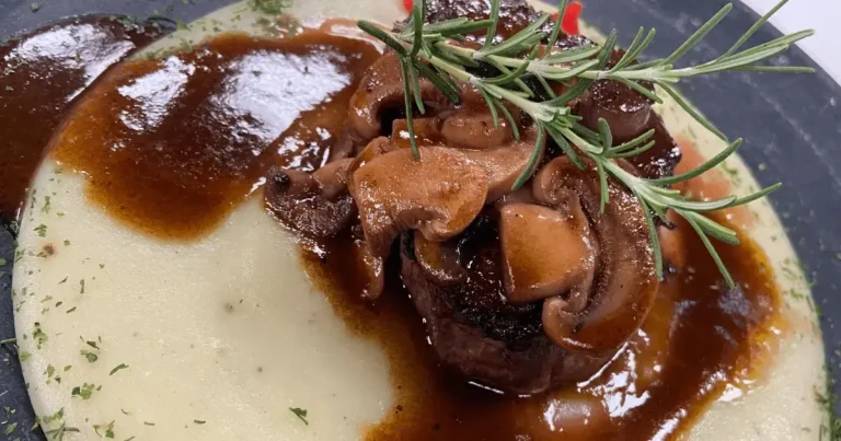 Foto da receita de Filé-mignon ao molho madeira e mousseline de batata