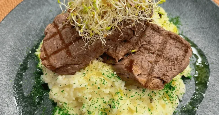 Foto da receita de Filé mignon com arroz cremoso de dois queijos