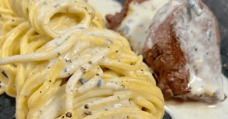 Foto da receita de Filé mignon com macarrão ao molho de gorgonzola